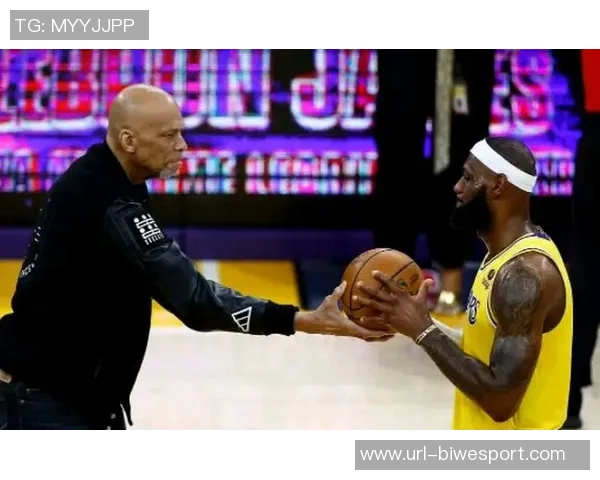 夸梅赞詹姆斯精彩表现十步上篮得分展现历史得分王的优雅风采