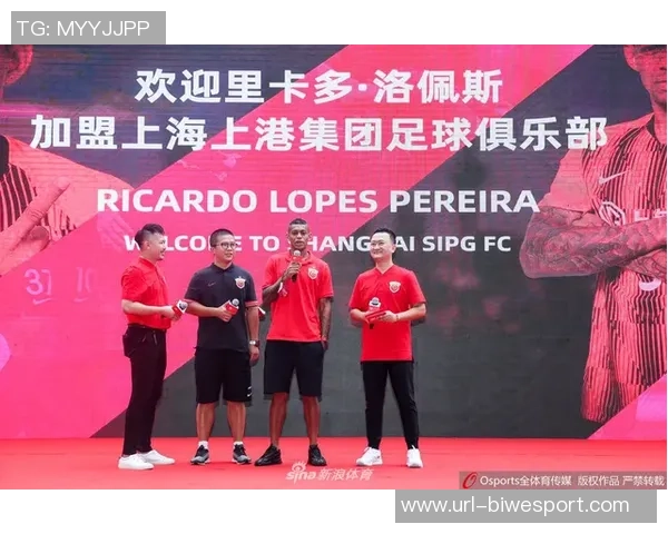 海港全队出征大连前上港集团高层亲临送上鼓励与支持